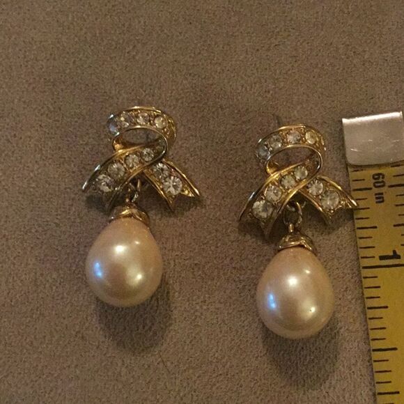 Goldtone Faux Pearl Bow Earrings Post and Clutch Back - Picture 2 of 6